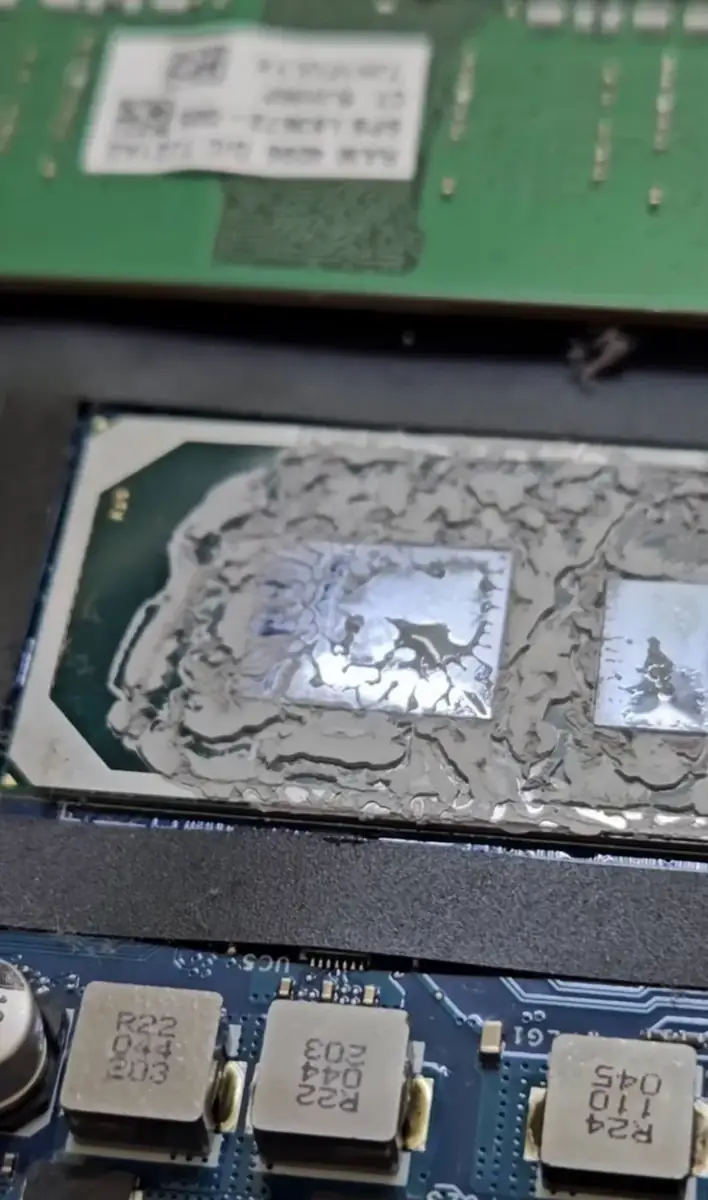Стара термопаста на CPU і GPU висохла