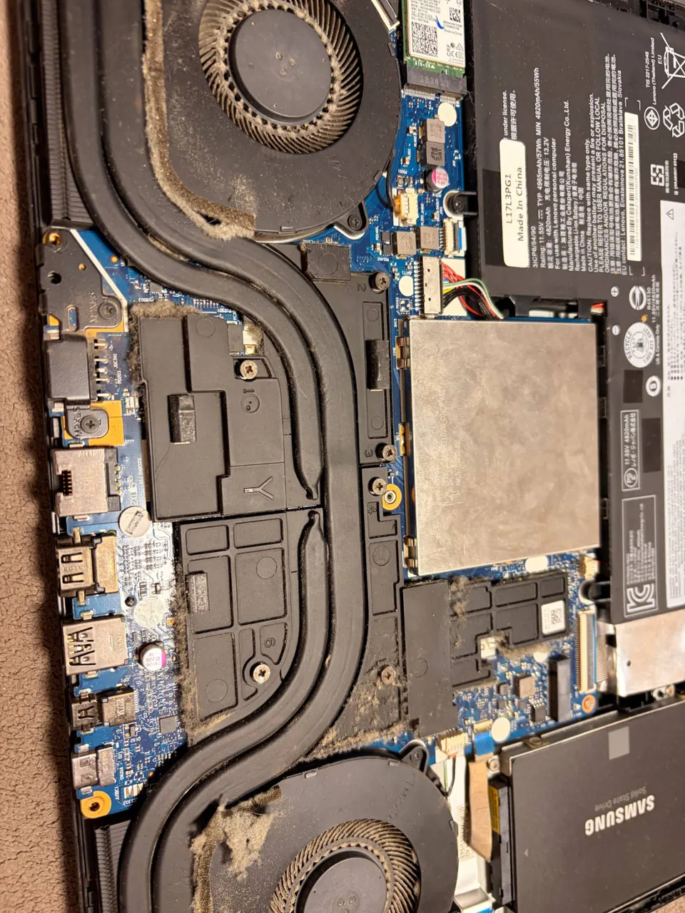 До ремонту: Lenovo Legion Y540 (L17L3PG1) — lenovo legion на оболоні: не вмикається, чорний екран — обрив у ланцюгах живлення відеокарти й згорілий gpu через роки без чистки, Київ