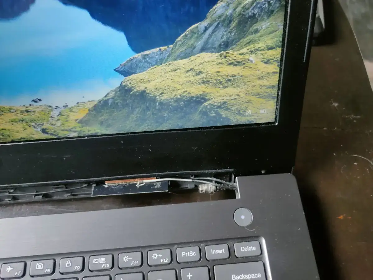 До ремонту: Lenovo — відламані петлі та пошкоджений шлейф матриці, Київ