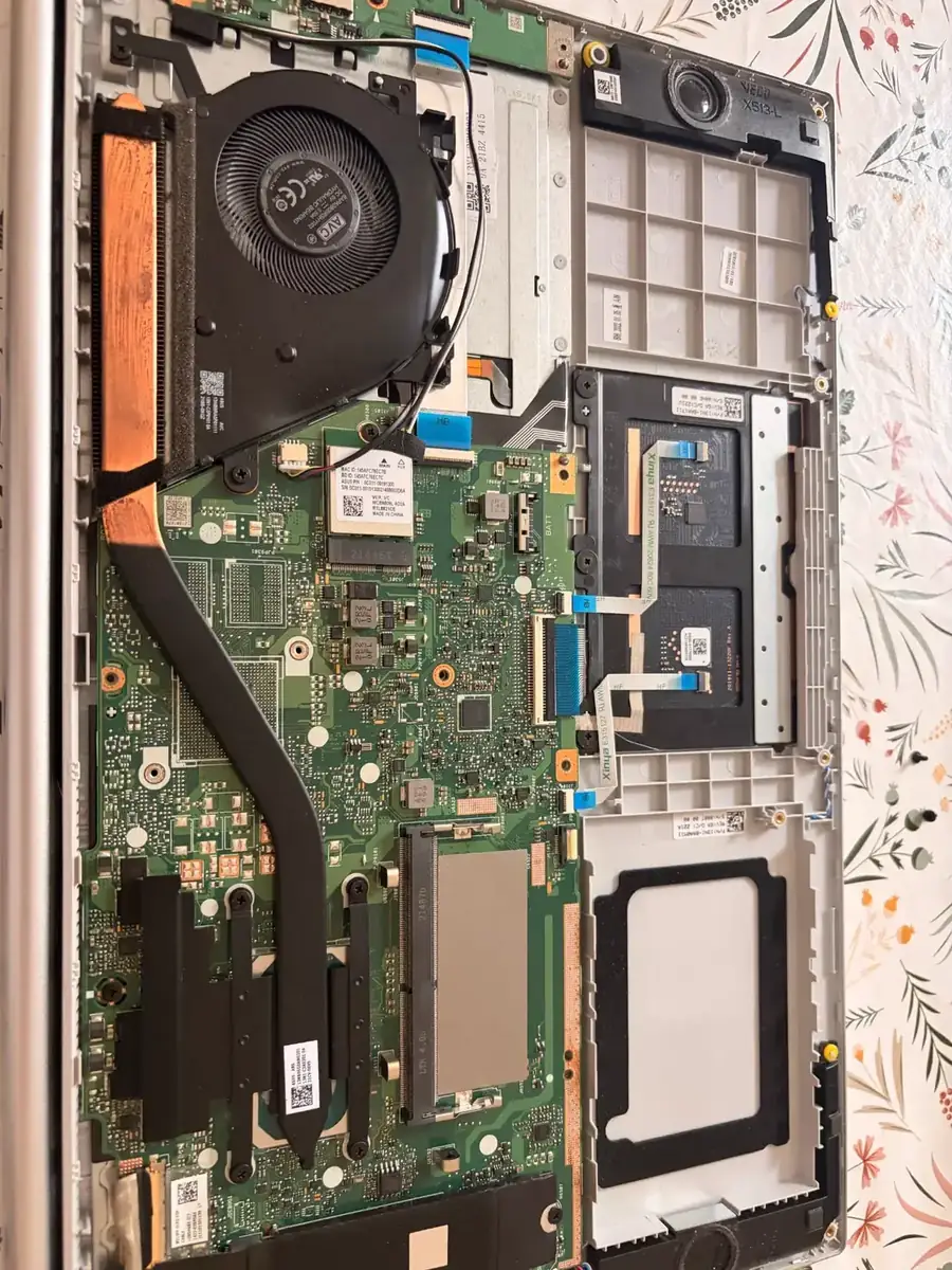 До ремонту: ASUS X513EAN — залитий водою asus vivobook x513ean: власник вже віз його на утиль — ми повернули но утбук у роботу, Київ